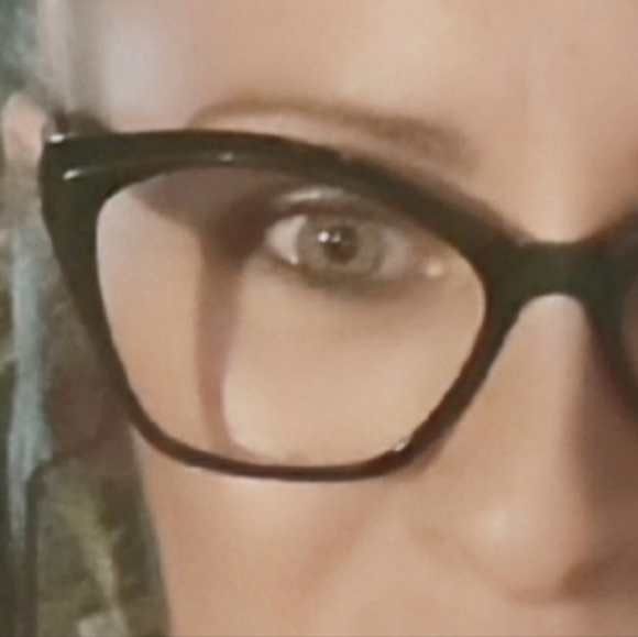 Meet your Posher, Jenn - Picture 2 of 3